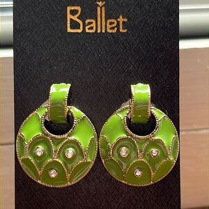 BOGO
Green Retro Clip-Ons Rhinestone Earrings